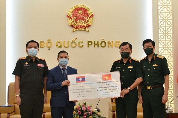 Vietnam assists Lao Defence Ministry with medical supplies hinh anh 1