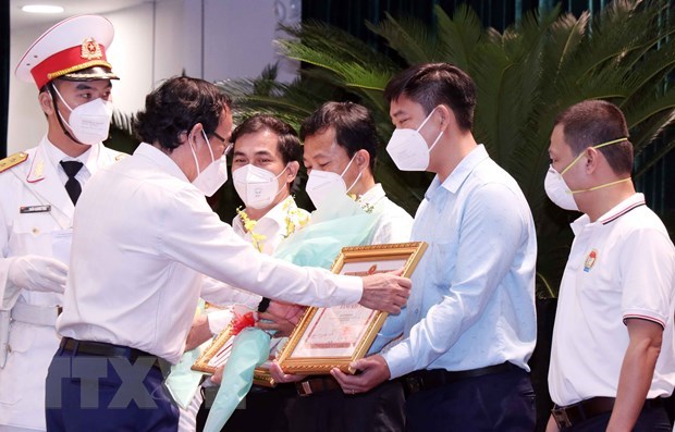Collectives, individuals honoured for supporting COVID-19 fight in HCM City hinh anh 1