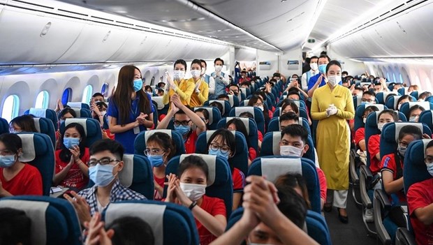 Vietnam Airlines brings home volunteer students, medical workers hinh anh 1