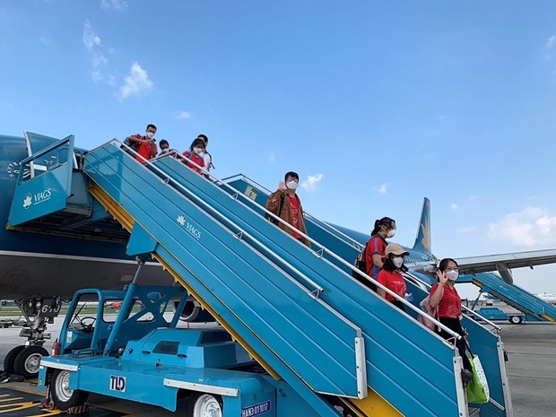 Vietnam Airlines brings home volunteer students, medical workers hinh anh 2