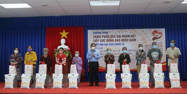 30,000 welfare packages delivered to pandemic-hit people in An Giang hinh anh 1