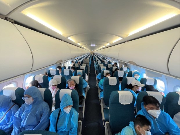 Vietnam Airlines carries over 330 people, medical workers back to Da Nang hinh anh 1