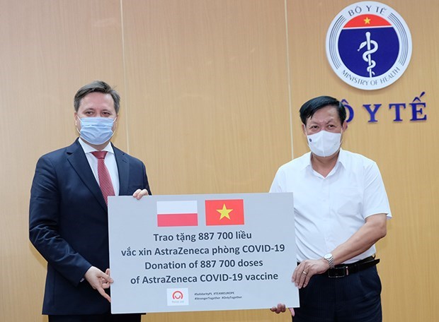 Vietnam receives nearly 2 million doses of COVID-19 vaccine donated by Poland, RoK hinh anh 1