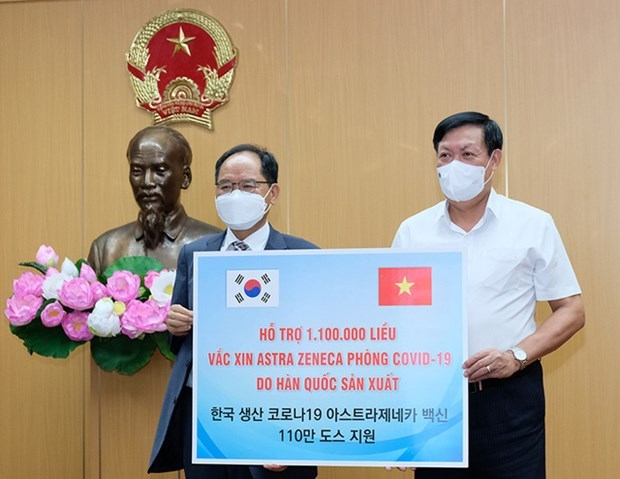 Vietnam receives nearly 2 million doses of COVID-19 vaccine donated by Poland, RoK hinh anh 2
