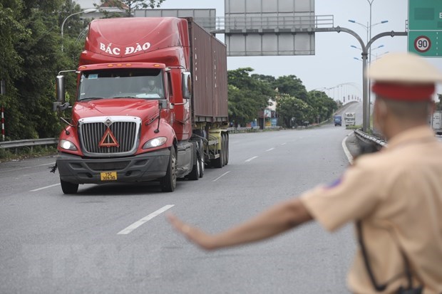 Hanoi stops commuter, vehicle examination at pandemic checkpoints hinh anh 1