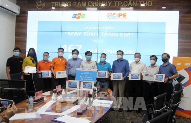 FPT donates e-learning materials to Can Tho hinh anh 2 students