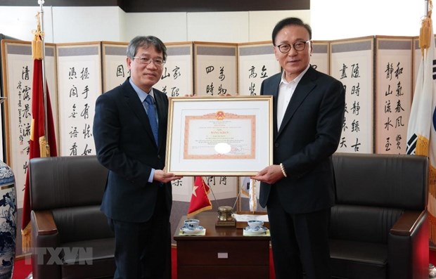 Honorary Consul General of Vietnam in RoK honoured hinh anh 1