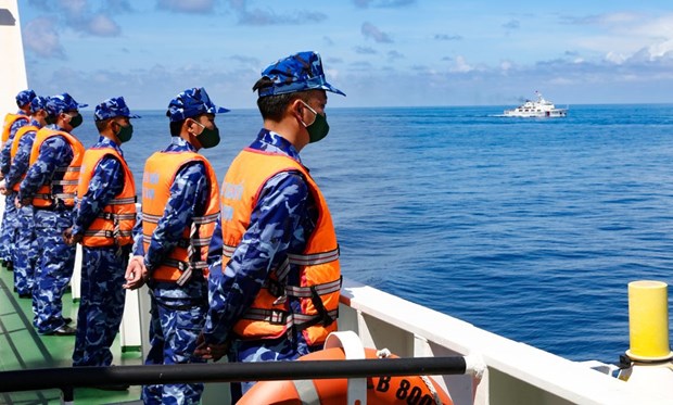 Vietnamese, Chinese coast guards conduct joint patrol in Tonkin Gulf hinh anh 1