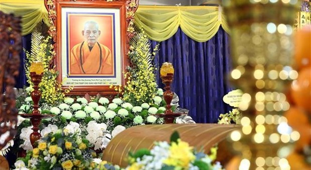 President Nguyen Xuan Phuc pays tribute to Vietnam Buddhist Sangha leader Thich Pho Tue hinh anh 1