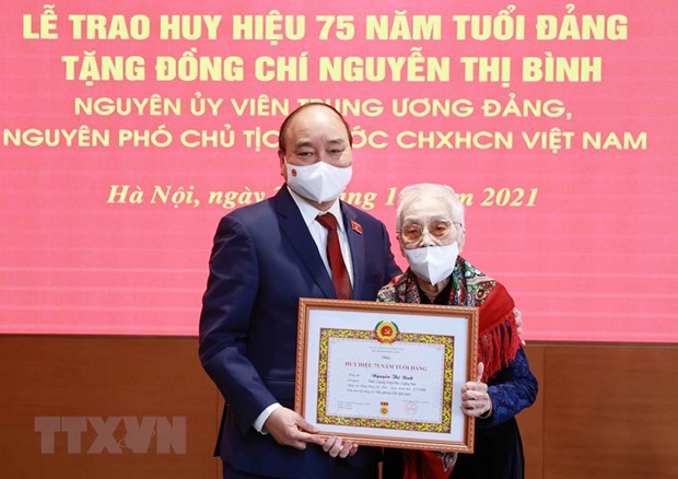 Former vice president honoured with 75-year Party membership badge hinh anh 1