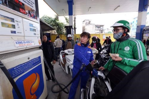Petrol prices soar by over 1,400 VND per litre hinh anh 1