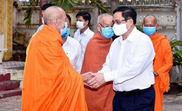 PM thanks religious dignitaries, followers for contributions to pandemic fight hinh anh 1