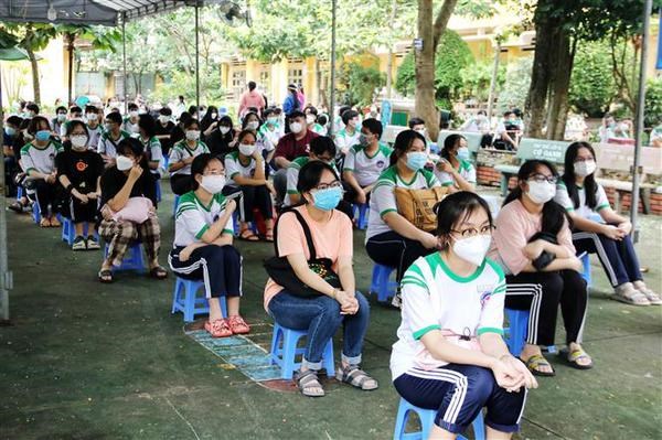 HCM City starts vaccinating school children against COVID-19 hinh anh 1