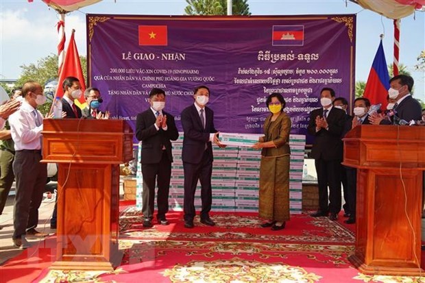 Cambodia provides Vietnam with 200,000 COVID-19 vaccine doses hinh anh 1