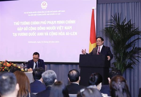 PM meets Vietnamese community in UK hinh anh 2