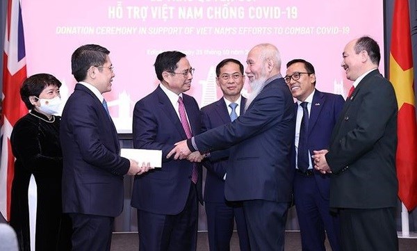 PM meets Vietnamese community in UK hinh anh 1