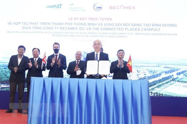 Vietnamese, British firms shake hands in developing Binh Duong smart city hinh anh 2