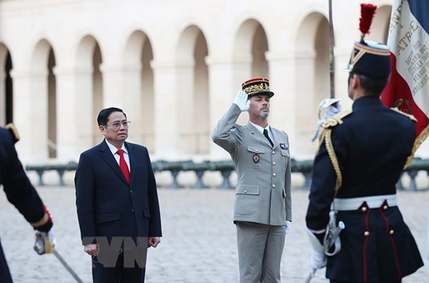Welcome ceremony for PM Pham Minh Chinh in Paris hinh anh 1