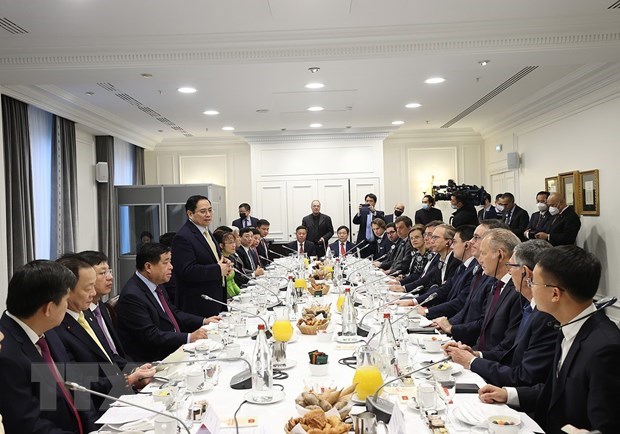 Prime Minister meets leaders of French groups hinh anh 2