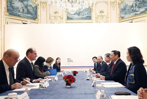 Vietnamese, French PMs discuss measures to strengthen bilateral relations hinh anh 2