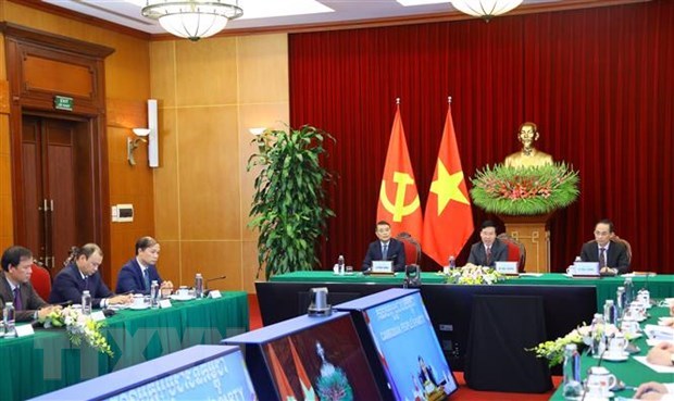 Vietnamese, Cambodian Party officials hold online talks hinh anh 1