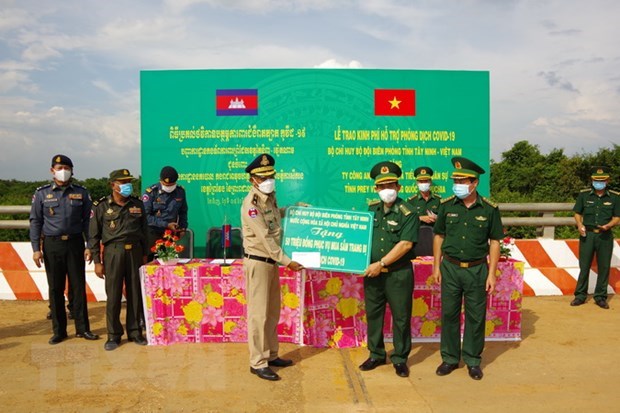 Tay Ninh supports Cambodian border forces amid COVID-19 hinh anh 1
