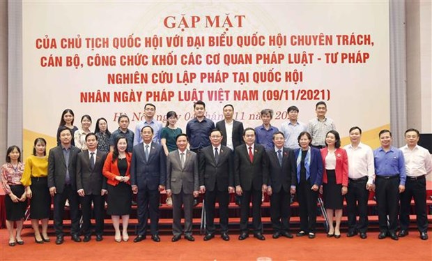 Top legislator meets full-time deputies, staffs of NA’s legal-judicial agencies hinh anh 1