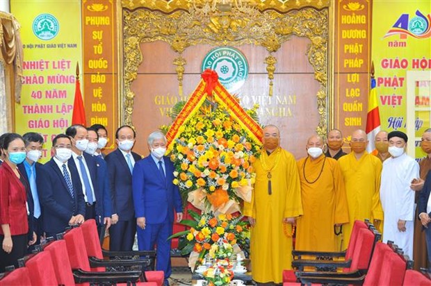Front leader visits Vietnam Buddhist Sangha on founding anniversary hinh anh 1