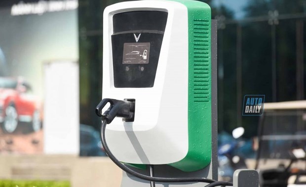 VinFast partners with French firm in developing vehicle charging stations hinh anh 1