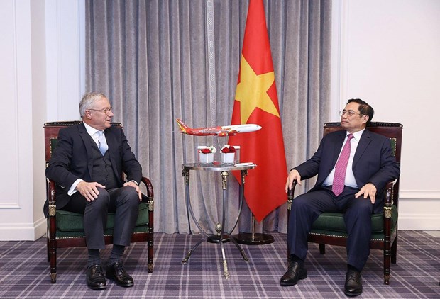 Prime Minister receives leaders of France’s major groups hinh anh 2
