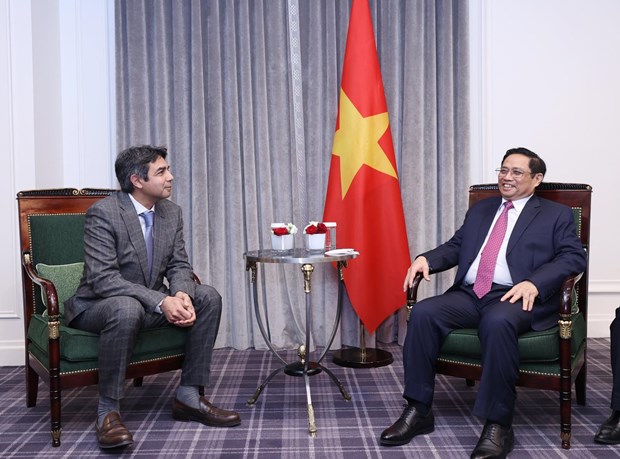 Prime Minister receives leaders of France’s major groups hinh anh 1