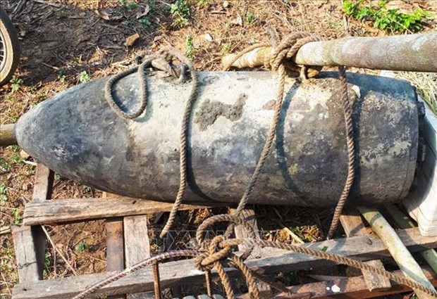Heavy rains unearth huge bombs in Quang Tri hinh anh 1