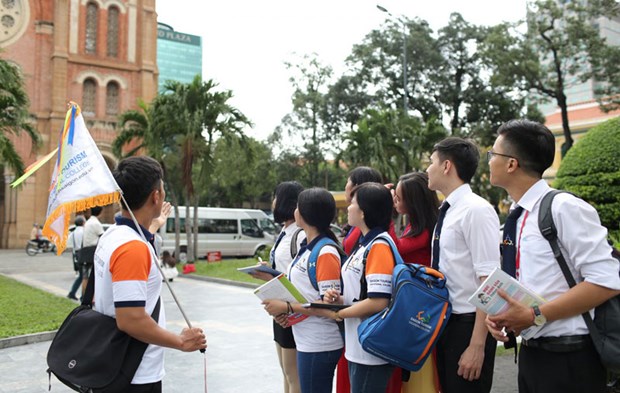 Nearly 9,300 tour guides affected by the COVID-19 pandemic get support hinh anh 1