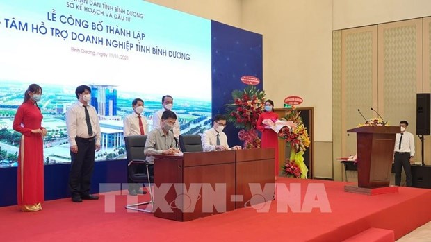 Binh Duong sets up business support centre hinh anh 1