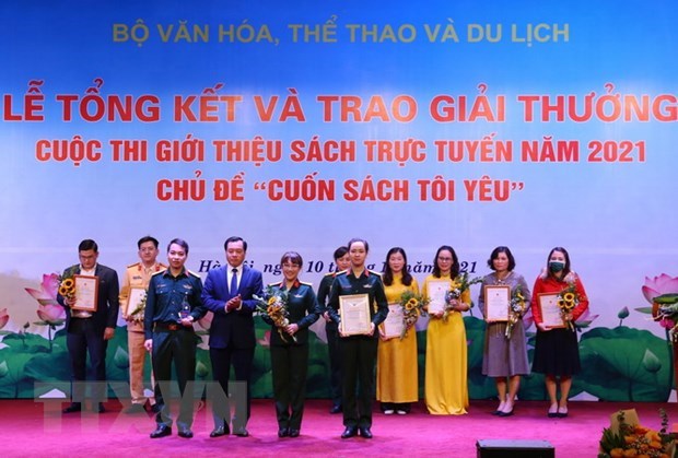 Winners of online book introduction contest honoured hinh anh 1