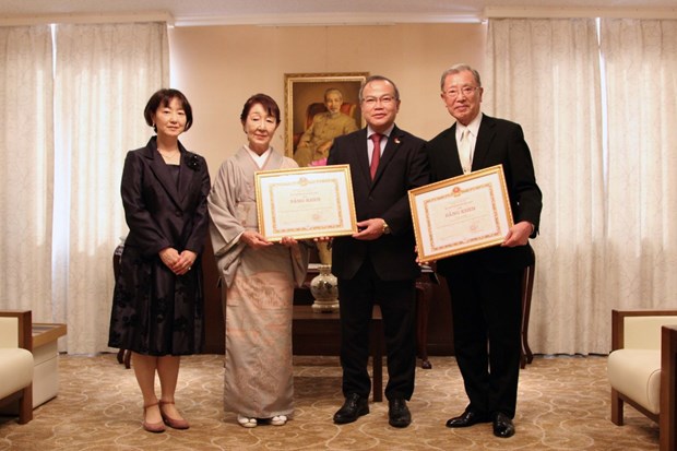Japanese painting collector receives Vietnamese FM’s certificate of merit hinh anh 2