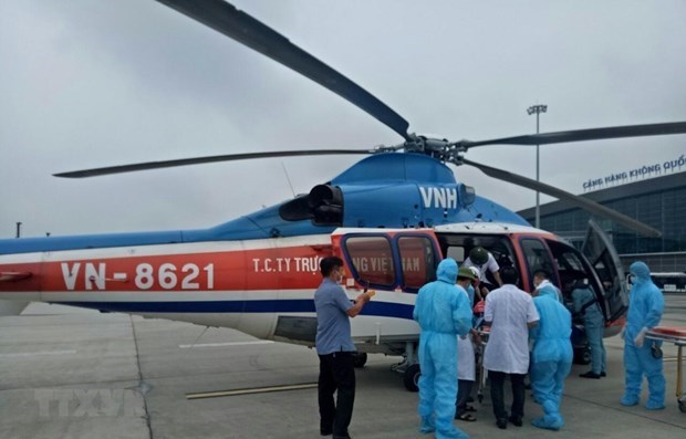 Emergency flight carries patient from Song Tu Tay island to mainland for timely treatment hinh anh 1