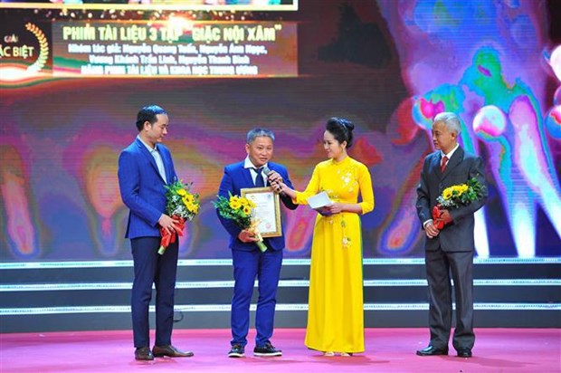 Anti-corruption press works honoured hinh anh 2
