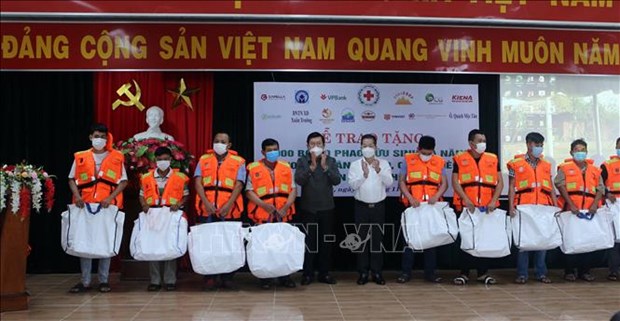 Life jackets presented to poor fishermen in Da Nang city hinh anh 1