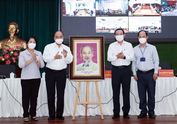 President Nguyen Xuan Phuc meets voters in HCM City hinh anh 2