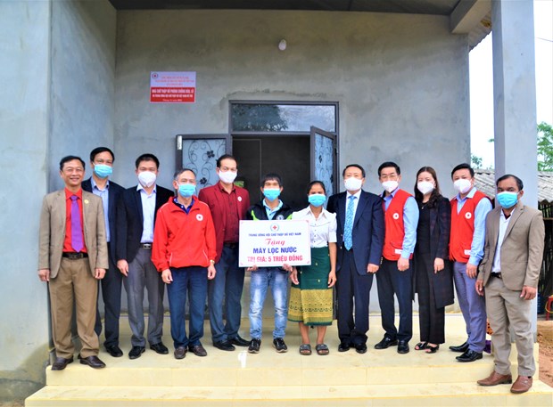 Flood resistant houses handed over to residents in central province hinh anh 1