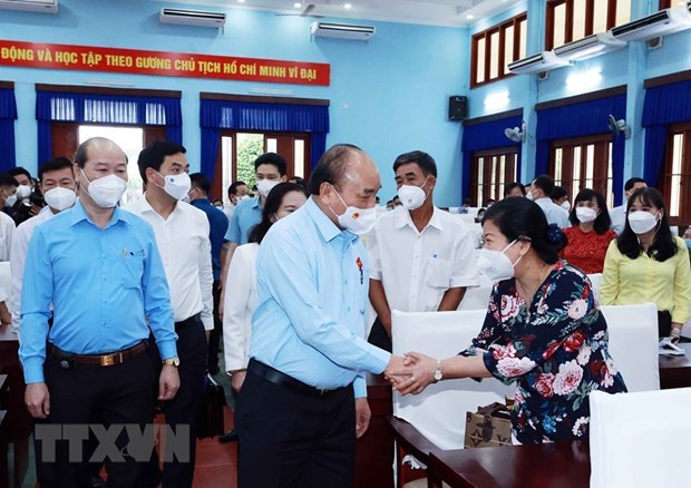 President Nguyen Xuan Phuc meets voters in HCM City hinh anh 1