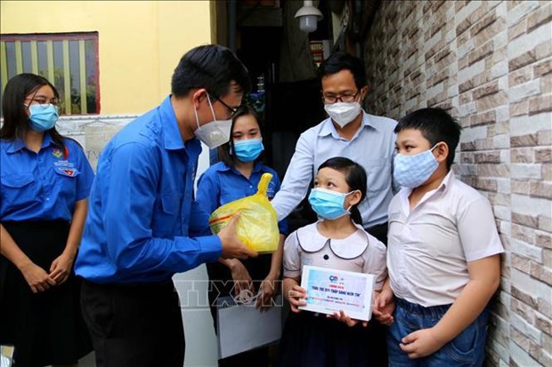HCM City suggests further assistance to COVID-19-hit old persons, orphans hinh anh 2