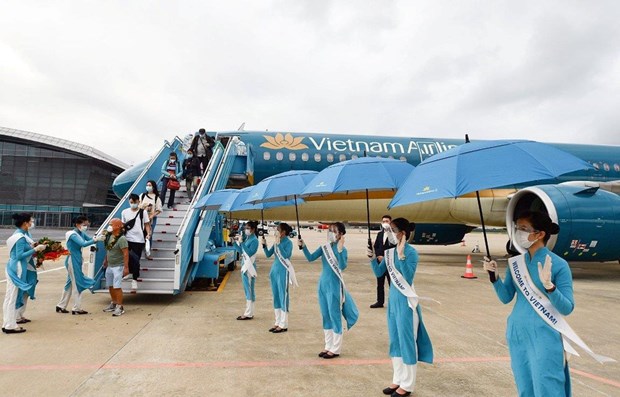 Vietnam Airlines operates first pilot flight carrying foreign visitors to Da Nang hinh anh 1