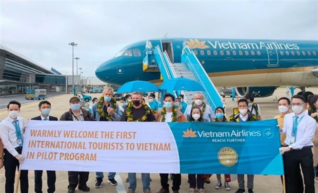 Vietnam Airlines operates the first pilot flight carrying foreign visitors to Da Nang hinh anh 2