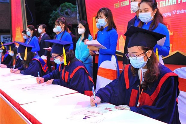 Hanoi honours 90 valedictorians from universities hinh anh 2