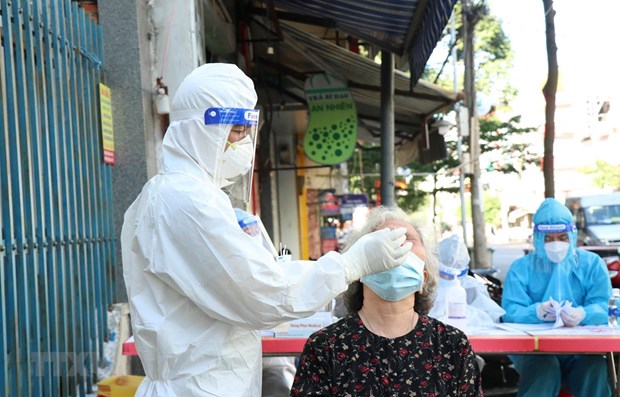 Vietnam logs 10,321 COVID-19 cases on Nov. 22 hinh anh 1
