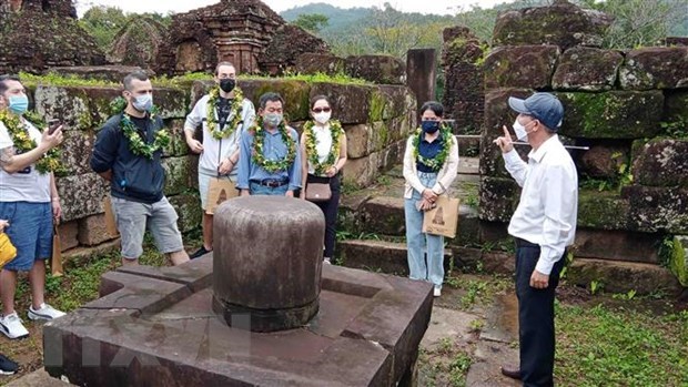 Foreign tourists return to My Son Sanctuary after pandemic hiatus hinh anh 1