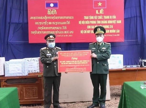Quang Binh’s border guards donate medical supplies to Lao counterparts hinh anh 1