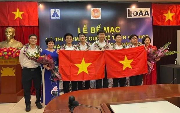 Vietnamese students win medals at Int’l Olympiad on Astronomy and Astrophysics hinh anh 1